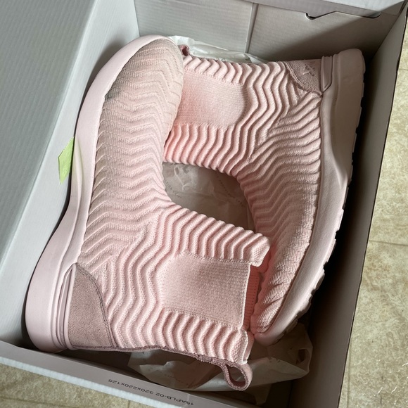 APL pink Techloom Chelsea booties / sneakers - Picture 5 of 5